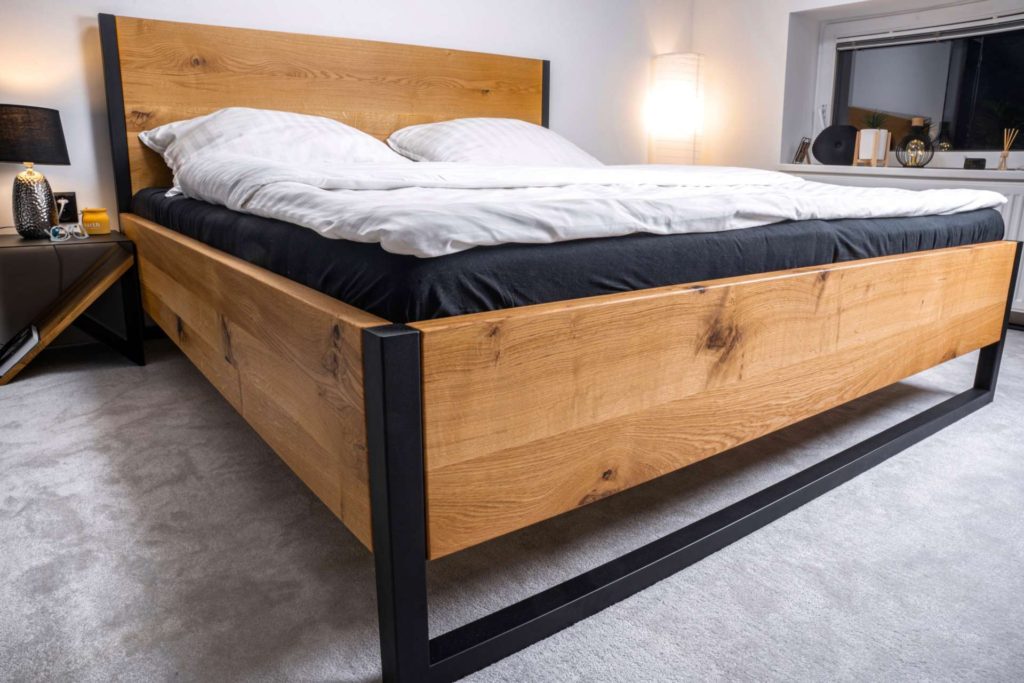 postel s kovovým rámem a dubovým dřevem dompos